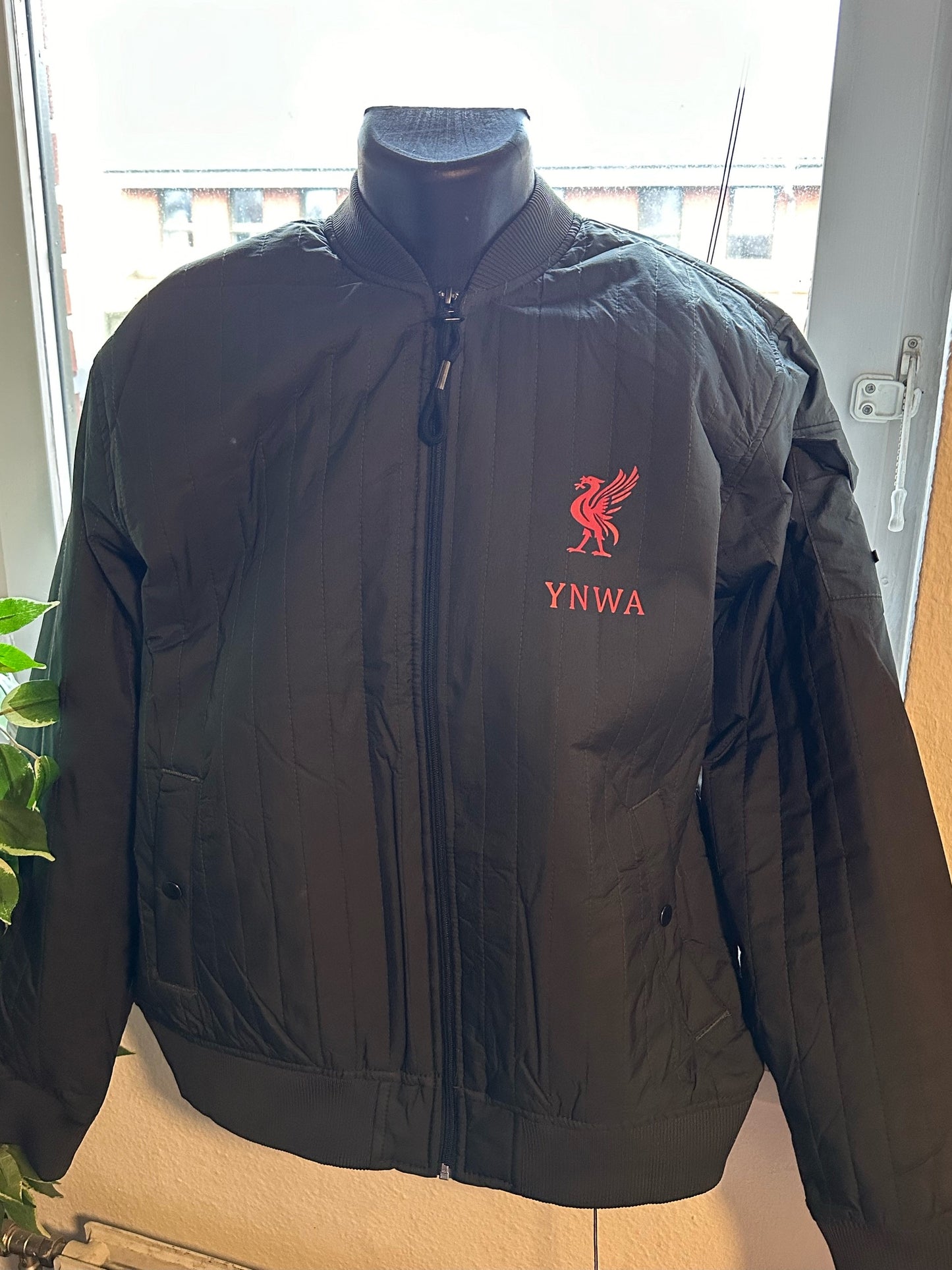 Jakke med Liverpool logo