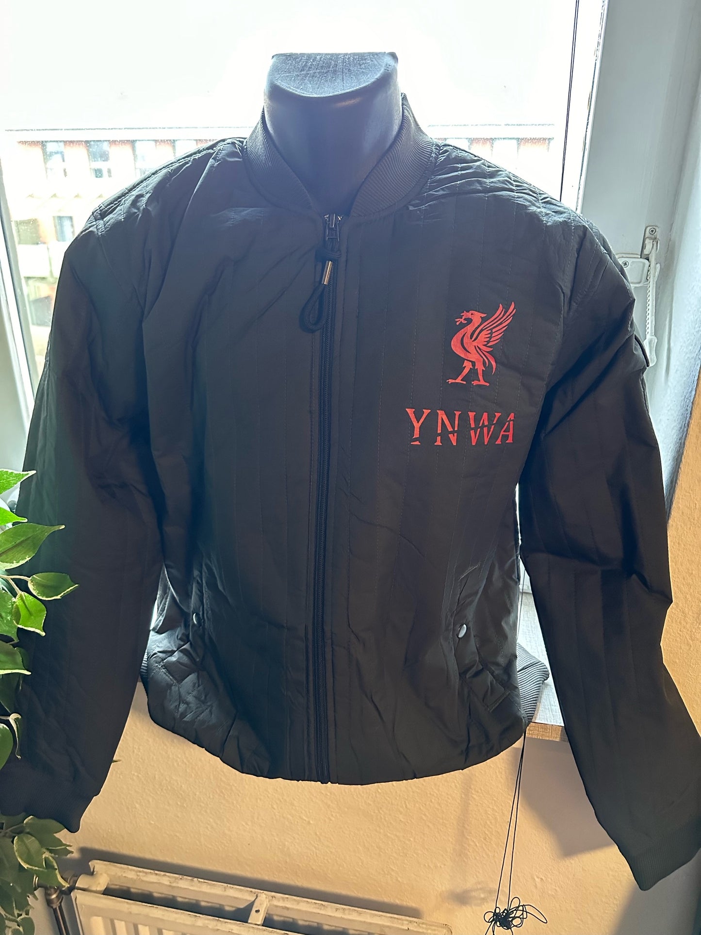 Jakke med Liverpool logo