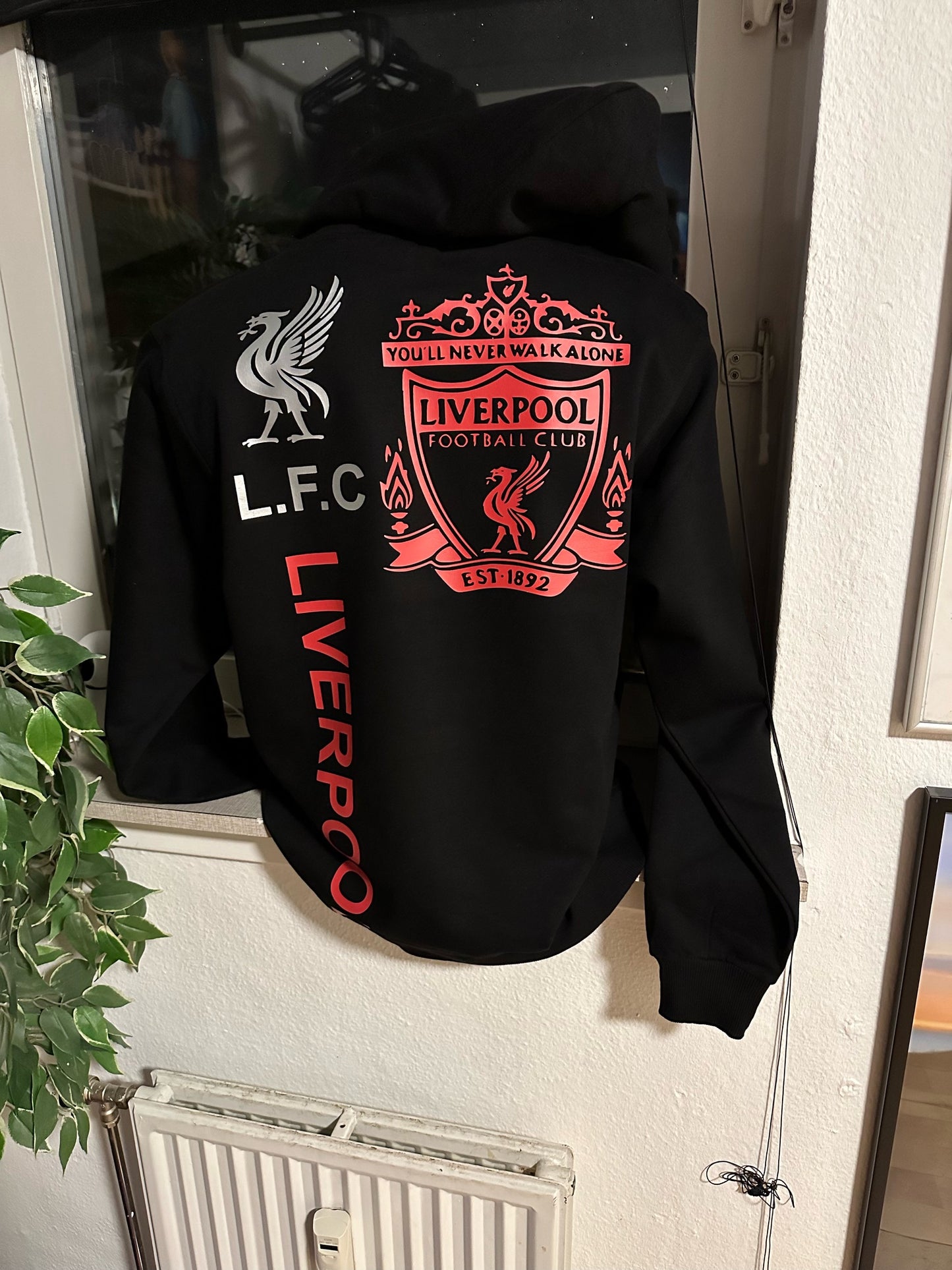 Hoodie med Sølv bird og Logo på ryggen.