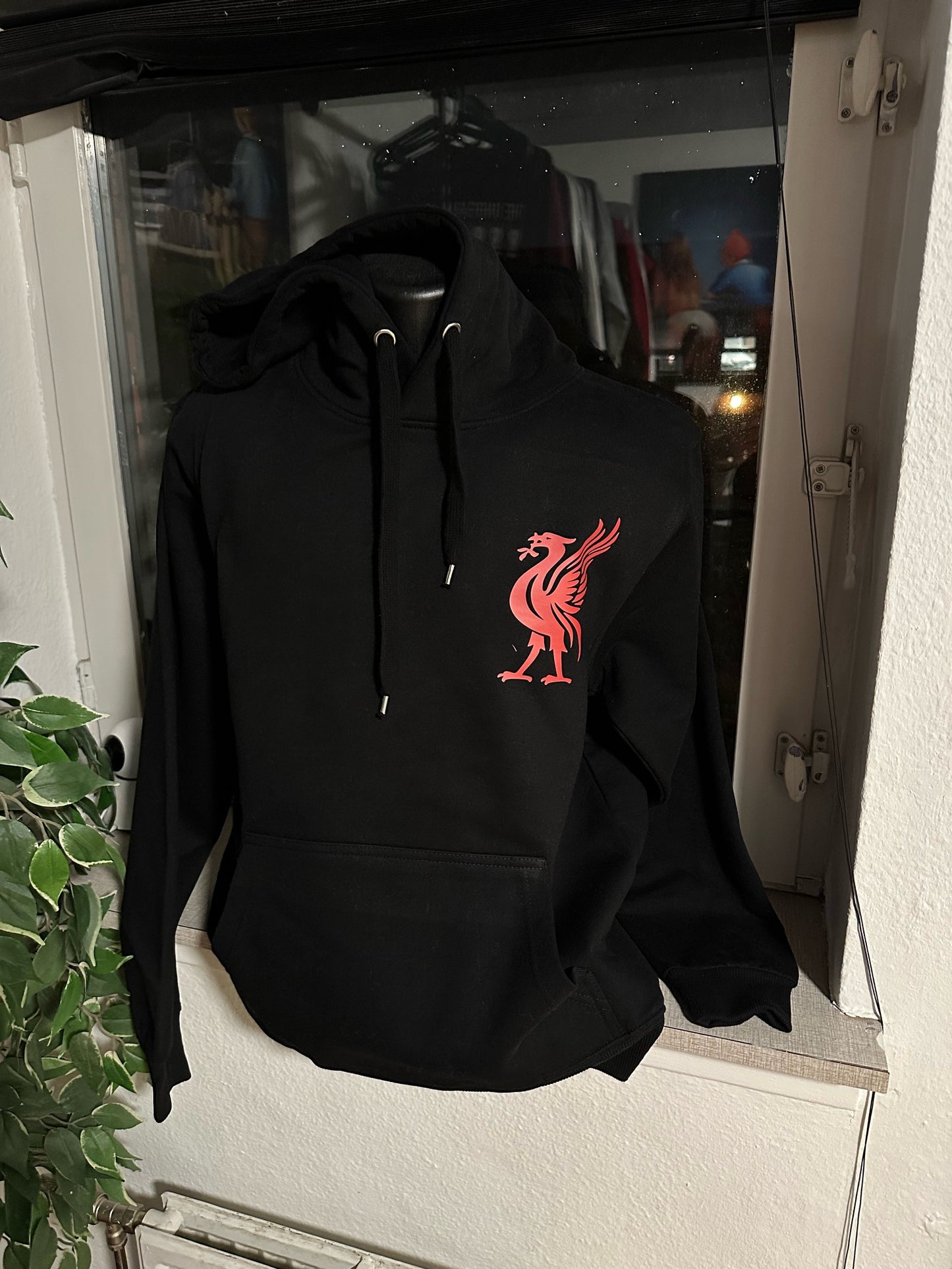 Hoodie med Sølv bird og Logo på ryggen.