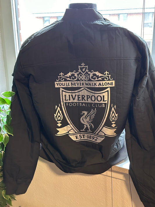 Jakke med Liverpool logo